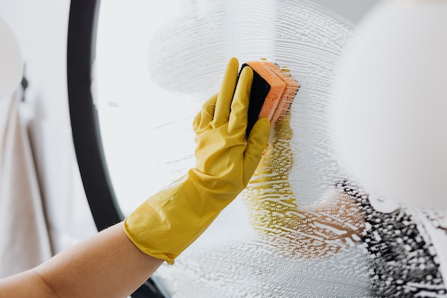 How to clean a bathroom mirror?