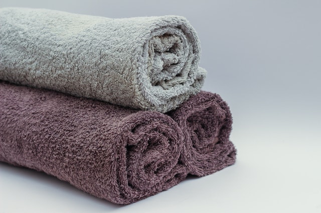 How to fold bathroom decor towels?