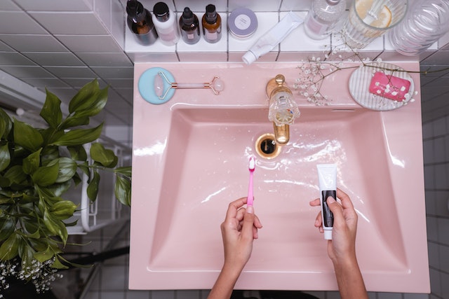 What kind of decor on the master bathroom sinks?